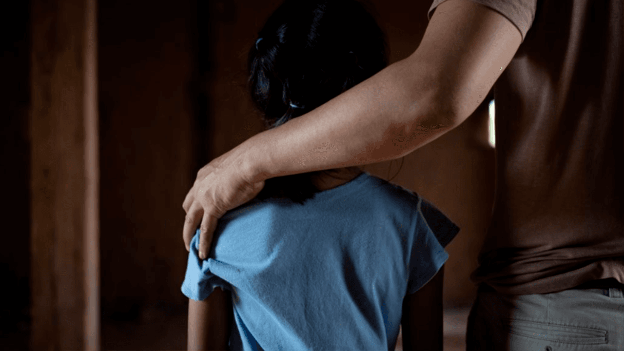  Madre denunciada por abuso y explotación; padrastro ya detenido