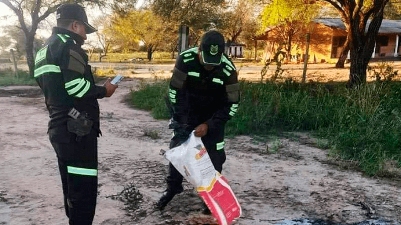 Policía halla el cuerpo carbonizado de un hombre en el patio de una casa