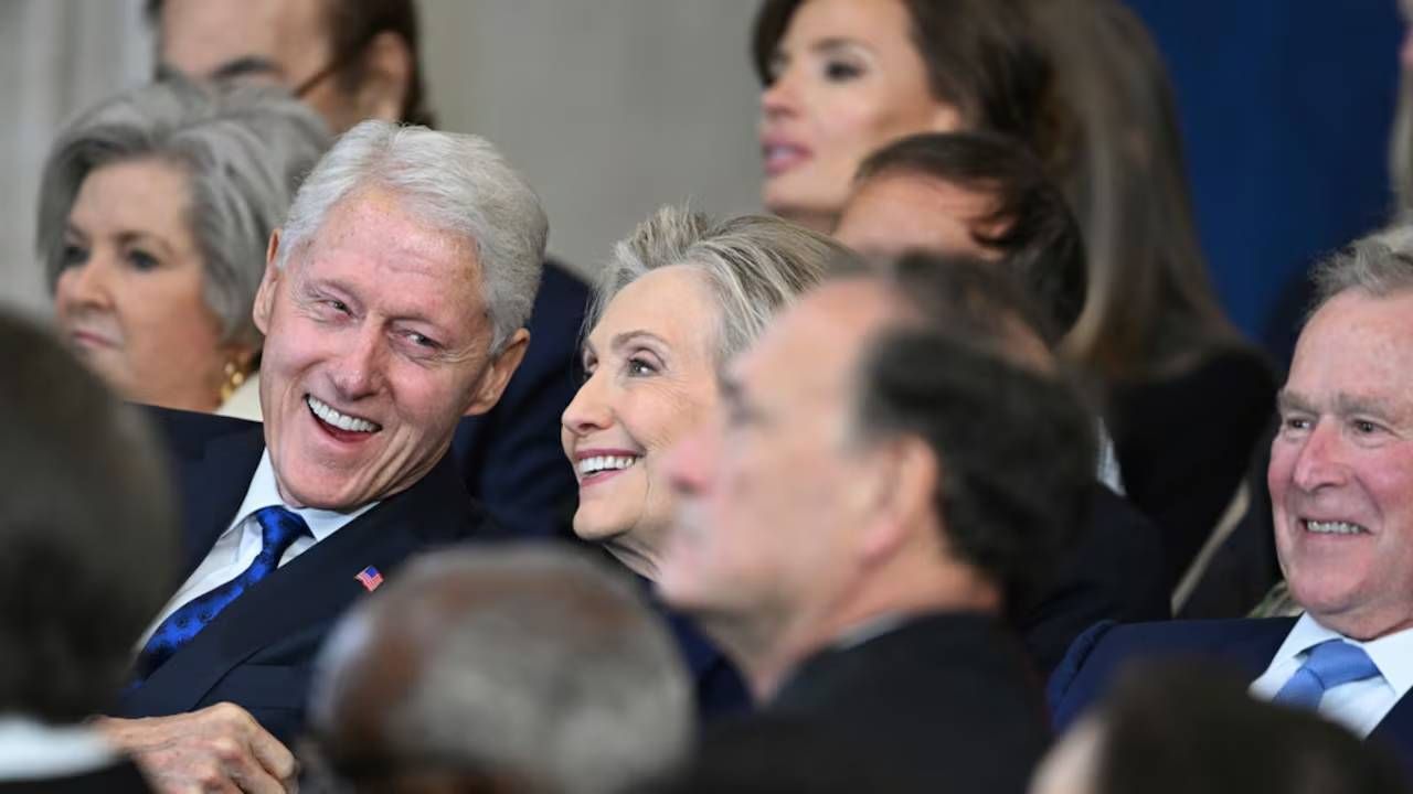 Hillary Clinton se ríe mientras el presidente Trump anuncia planes para cambiar el nombre del golfo de México a golfo de América