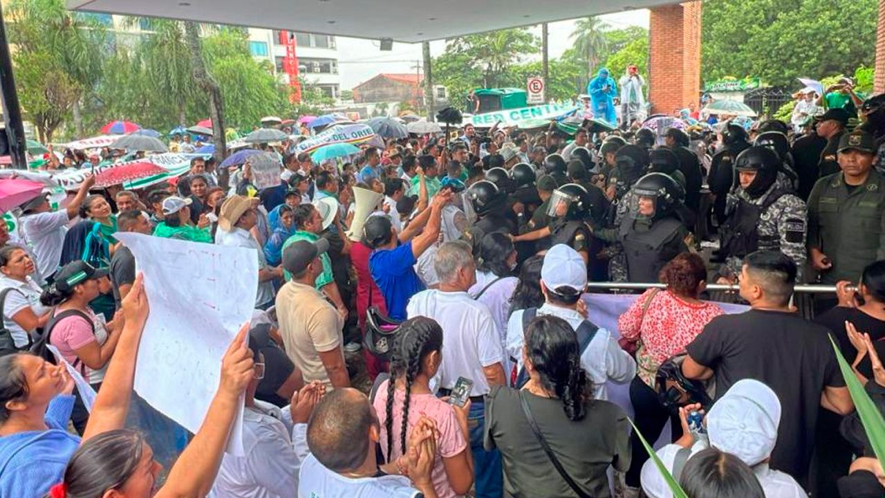 Empujones y golpes entre médicos y policías en protesta frente a la Gobernación cruceña