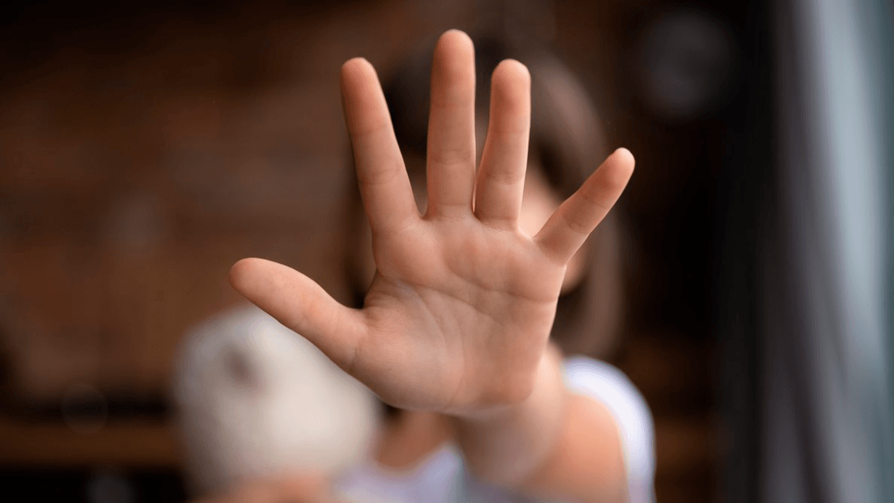Diez años de cárcel a un sacerdote que abrazó y besó a una niña