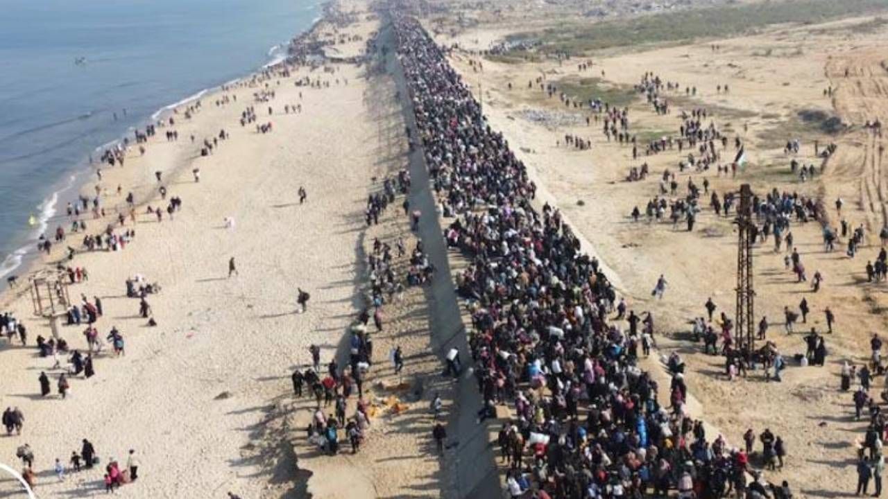  Miles de palestinos desplazados vuelven al norte de Gaza
