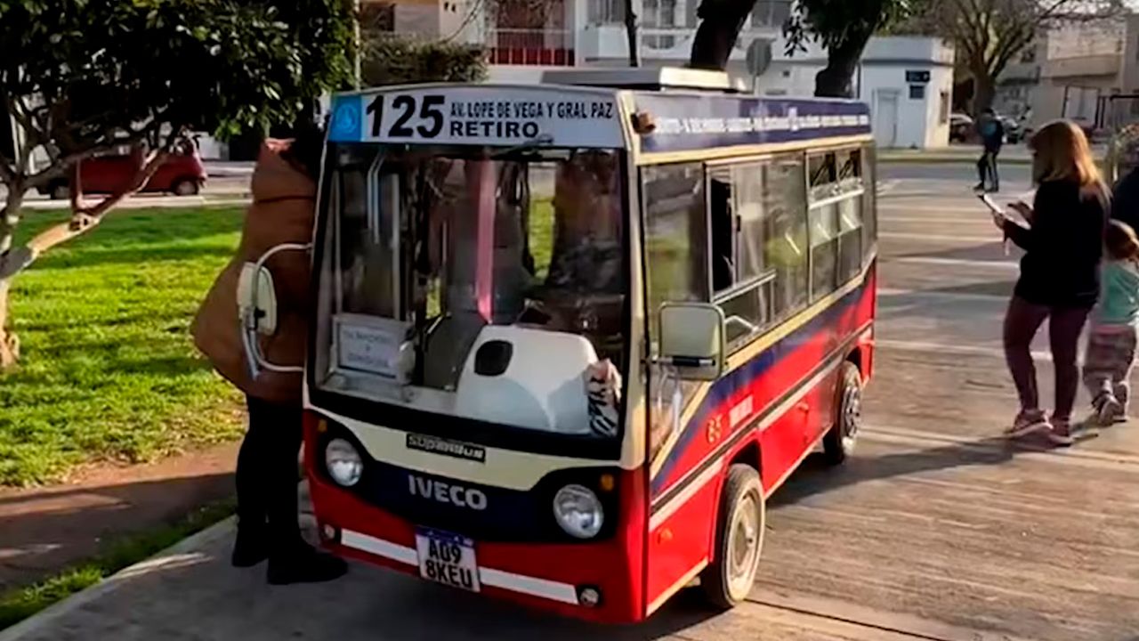 Un abuelo construye un mini colectivo para su nieta y ahora lo disfrutan todos los niños del barrio