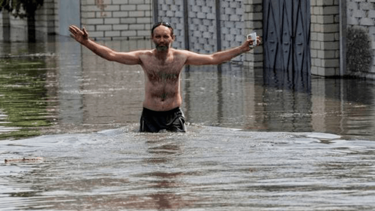Destruyen una represa en Ucrania “Cada hora llega más y más agua”