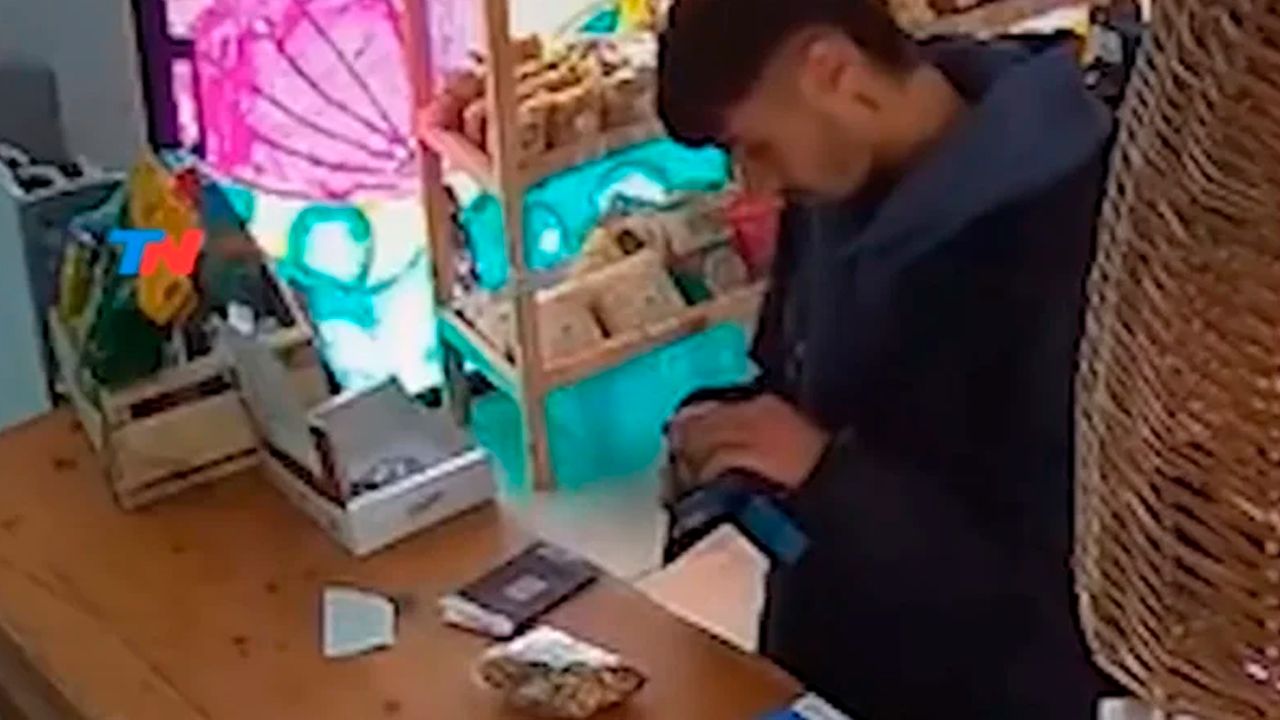 Joven demuestra honestidad al pagar productos en tienda vacía