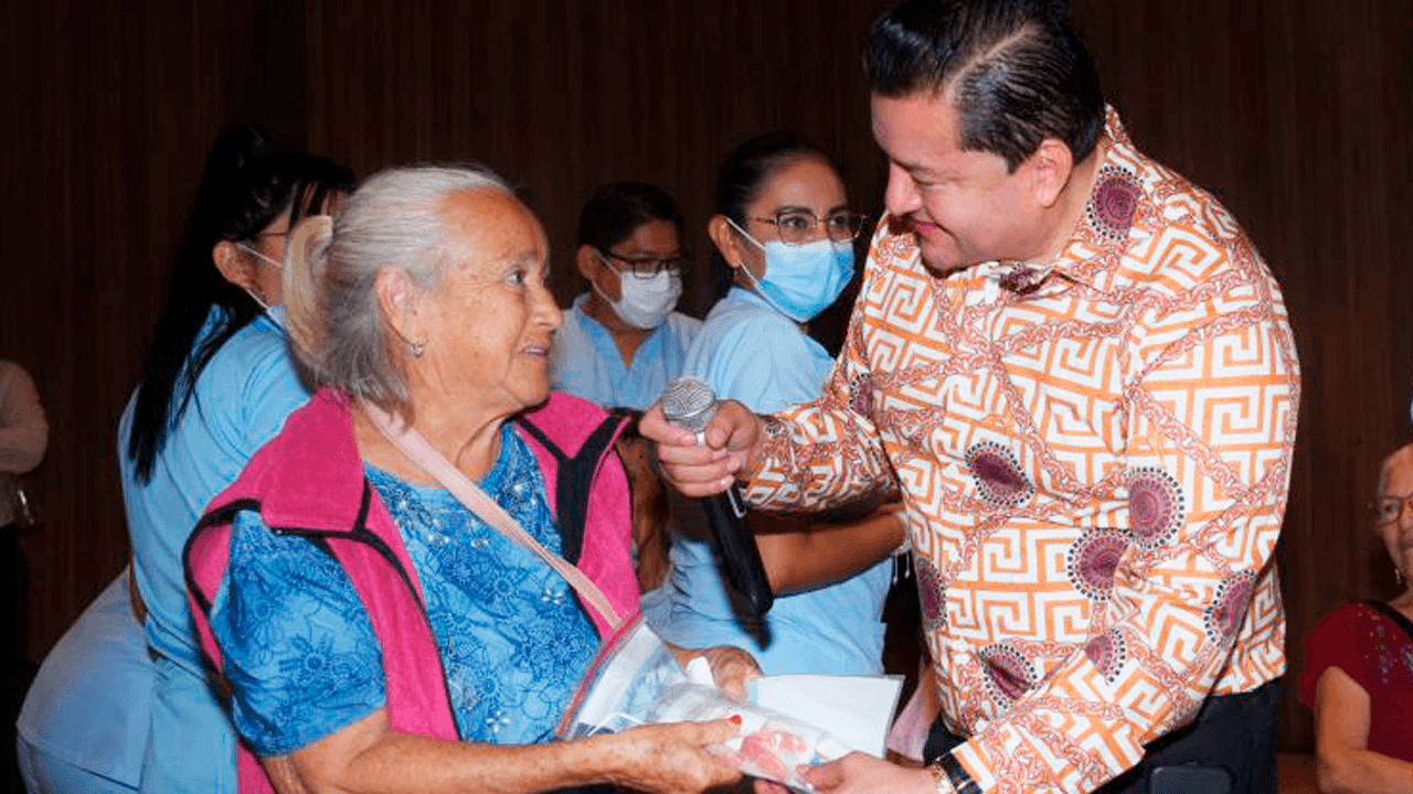 Jhonny Fernández entrega prótesis dentales gratuitas a adultos mayores
