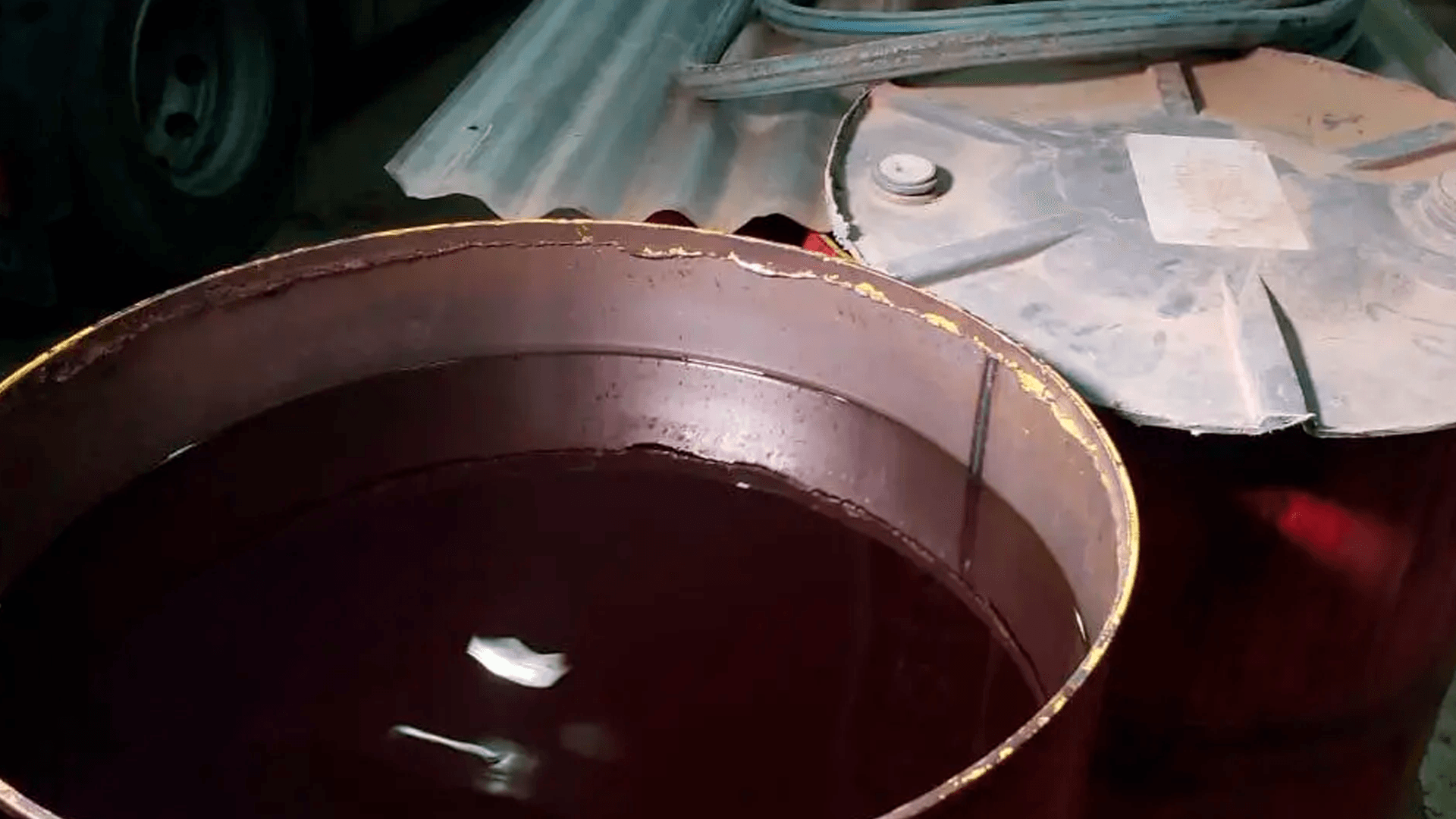 Denuncian venta de aceite de soya en lugar de diésel en surtidor de El Alto