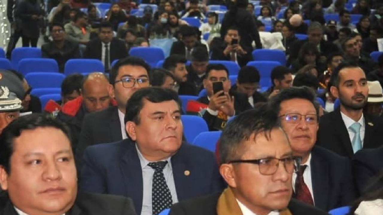 Fiscal departamental participa de la sesión de honor en conmemoración a los 244 de Oruro y presenta maqueta del edificio fiscal