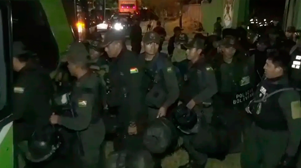 Policías de Santa Cruz se dirigen a Yacuiba para intervenir bloqueo en ruta internacional