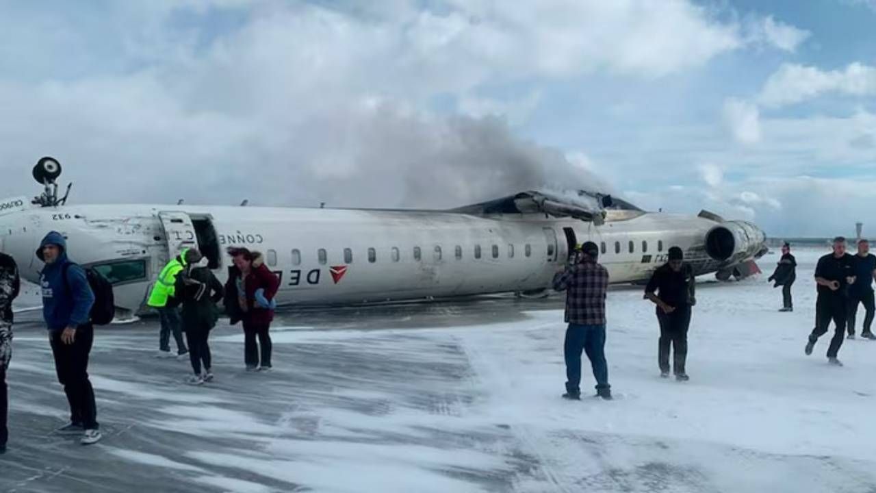 Avión se voltea en pista de aterrizaje de Aeropuerto de Toronto