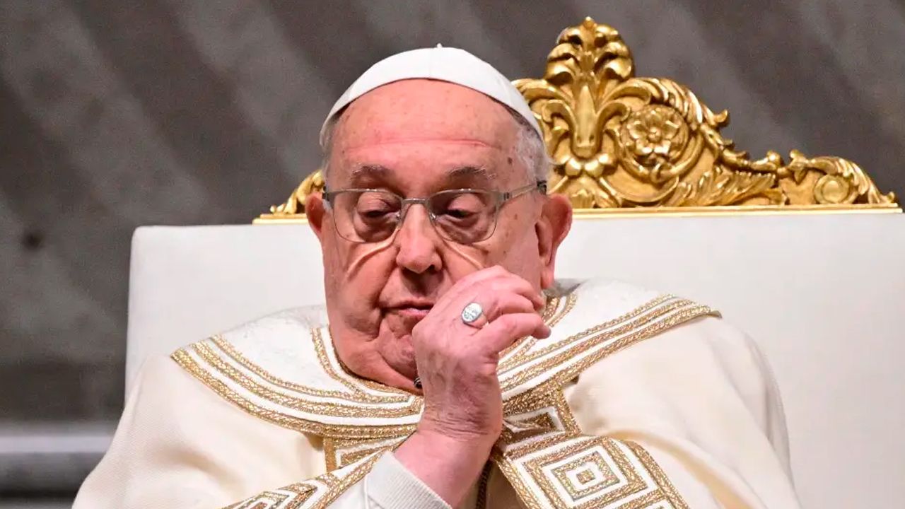 Papa Francisco enfrenta neumonía bilateral y su estado sigue siendo complejo