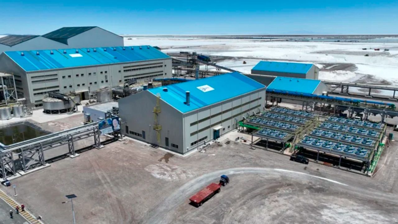 Gobierno alerta sobre el rezago de Bolivia en la industrialización del litio