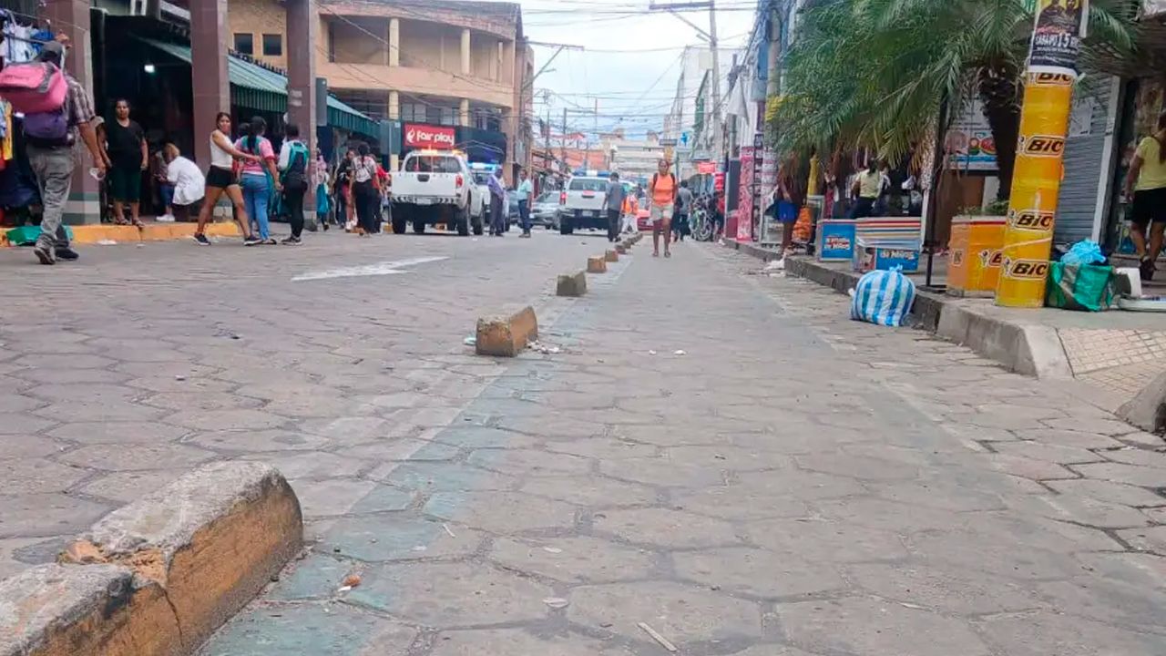 Comerciantes de Los Pozos exigen retirar cordones para facilitar parqueo