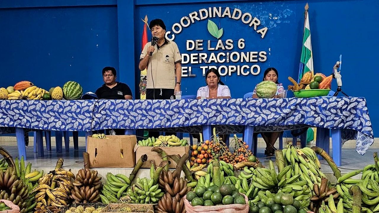 Evo Morales denuncia proscripción y ratifica su candidatura con el FPV