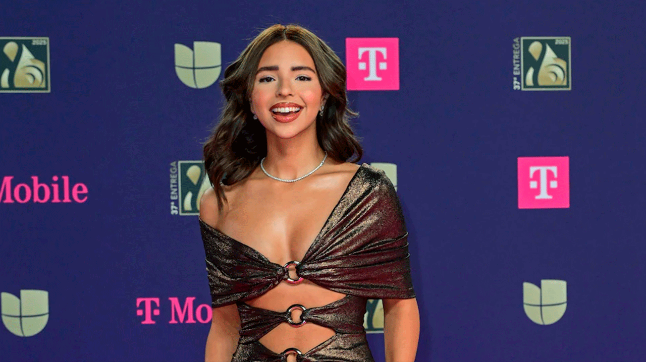 Ángela Aguilar dedica su premio a los migrantes y recuerda a su abuelo en Premios Lo Nuestro 2025