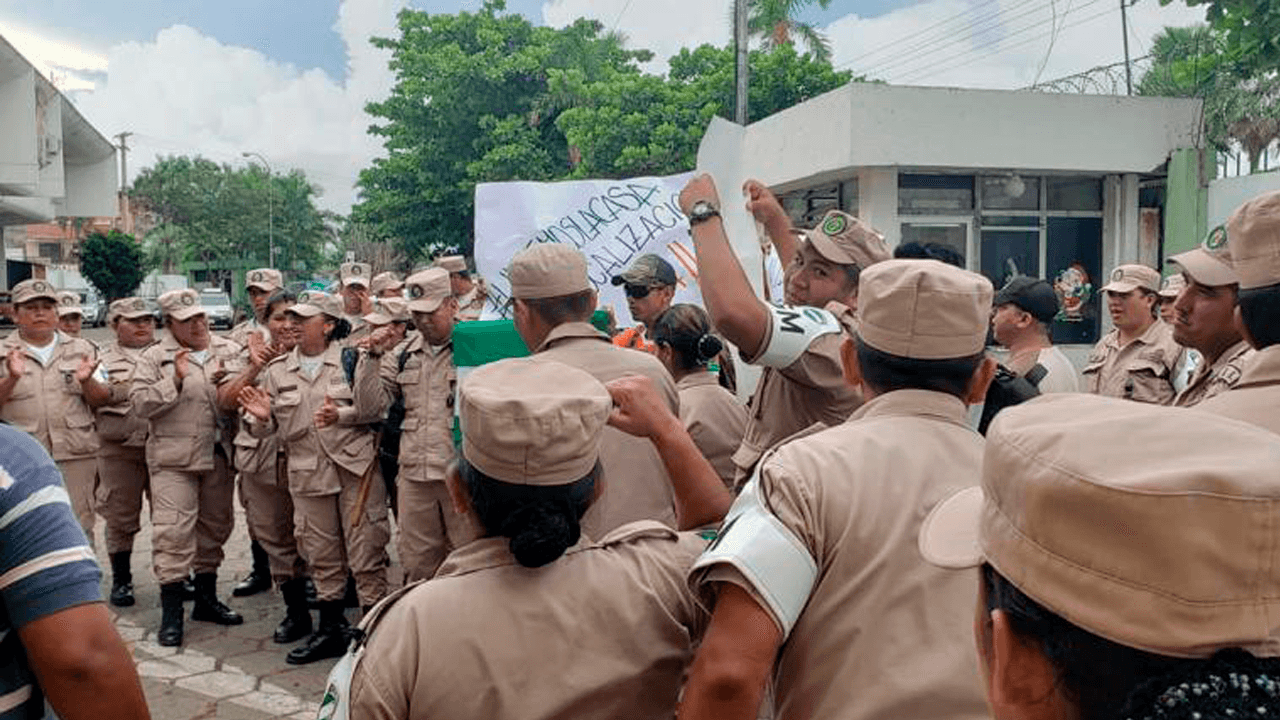 Gendarmes en paro contra la habilitación del albergue municipal en sus dormitorios