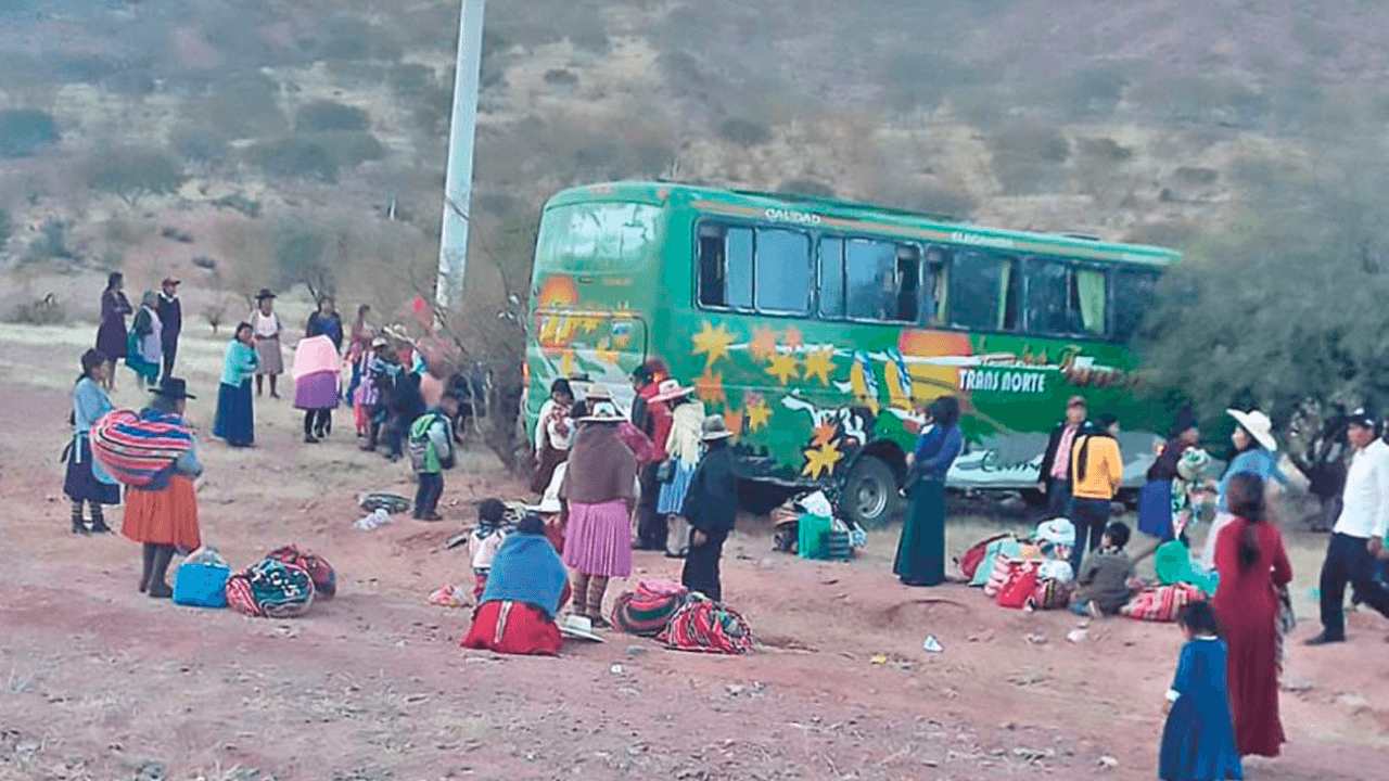 Dos fallecidos y ocho heridos en Tarija por un accidente de tránsito