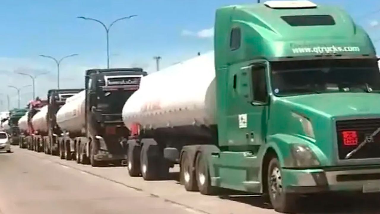 Camiones cisternas no logran descargar combustible en la refinería de Palmasola