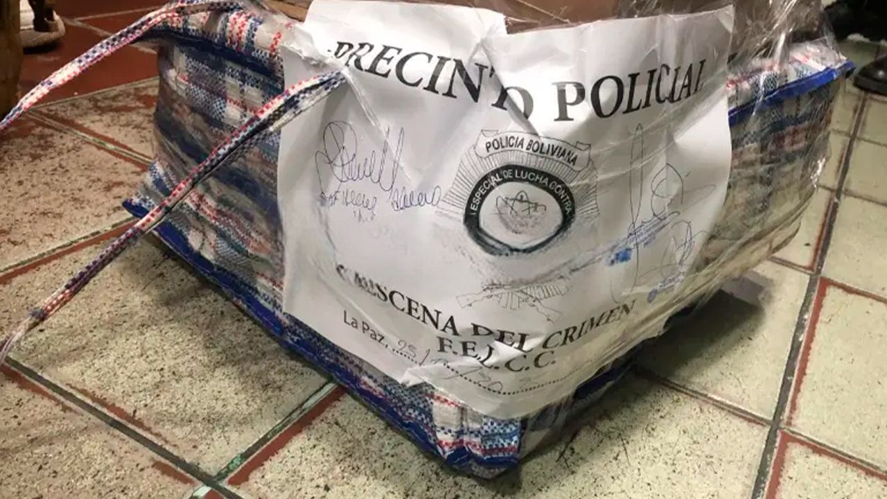 Investigan a una mujer que viajaba con casi Bs 3 millones en cajas de cartón