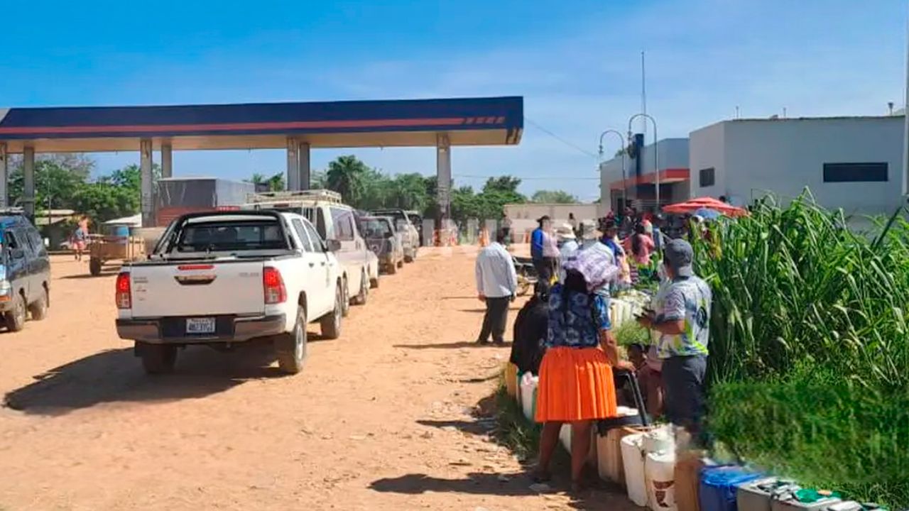 San Julián enfrenta largas filas por escasez de diésel y gasolina