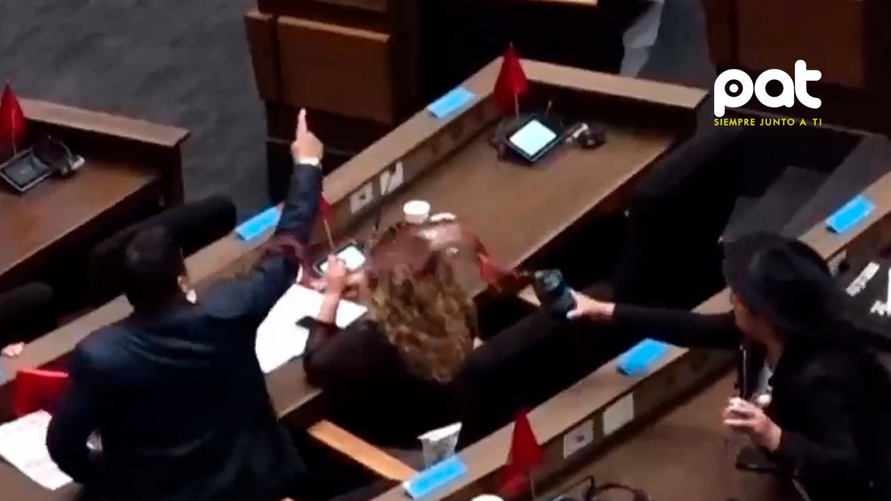  Diputada Chumacero le arroja jugo al Diputado Cuéllar en plena sesión