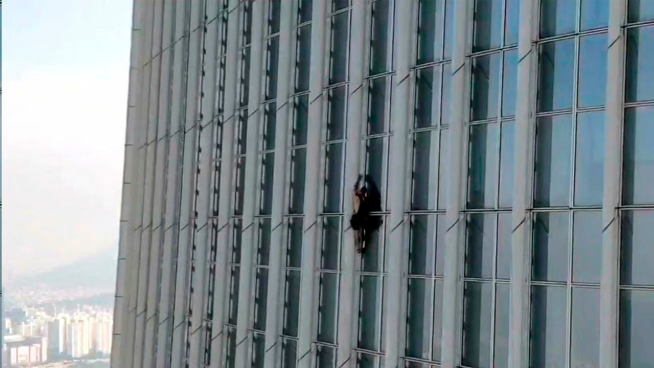 Hombre escala el quinto rascacielos más alto del mundo