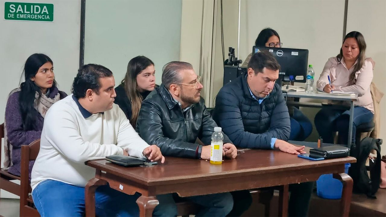 Exlíder cívico llega hasta el juzgado para la lectura de su sentencia 