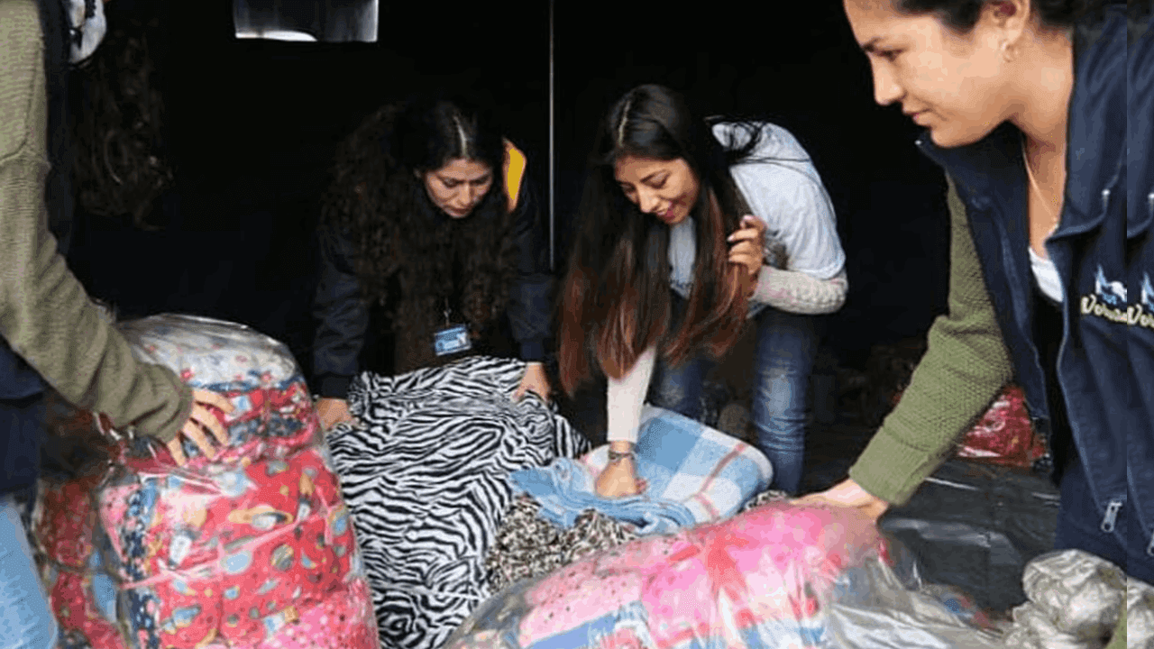 Ante las bajas temperaturas, voluntarios recolectan abrigos