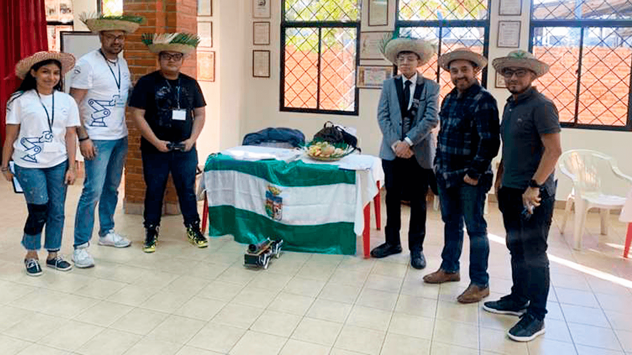 Jóvenes cruceños ganan concurso de robótica y ahora se preparan para el mundial