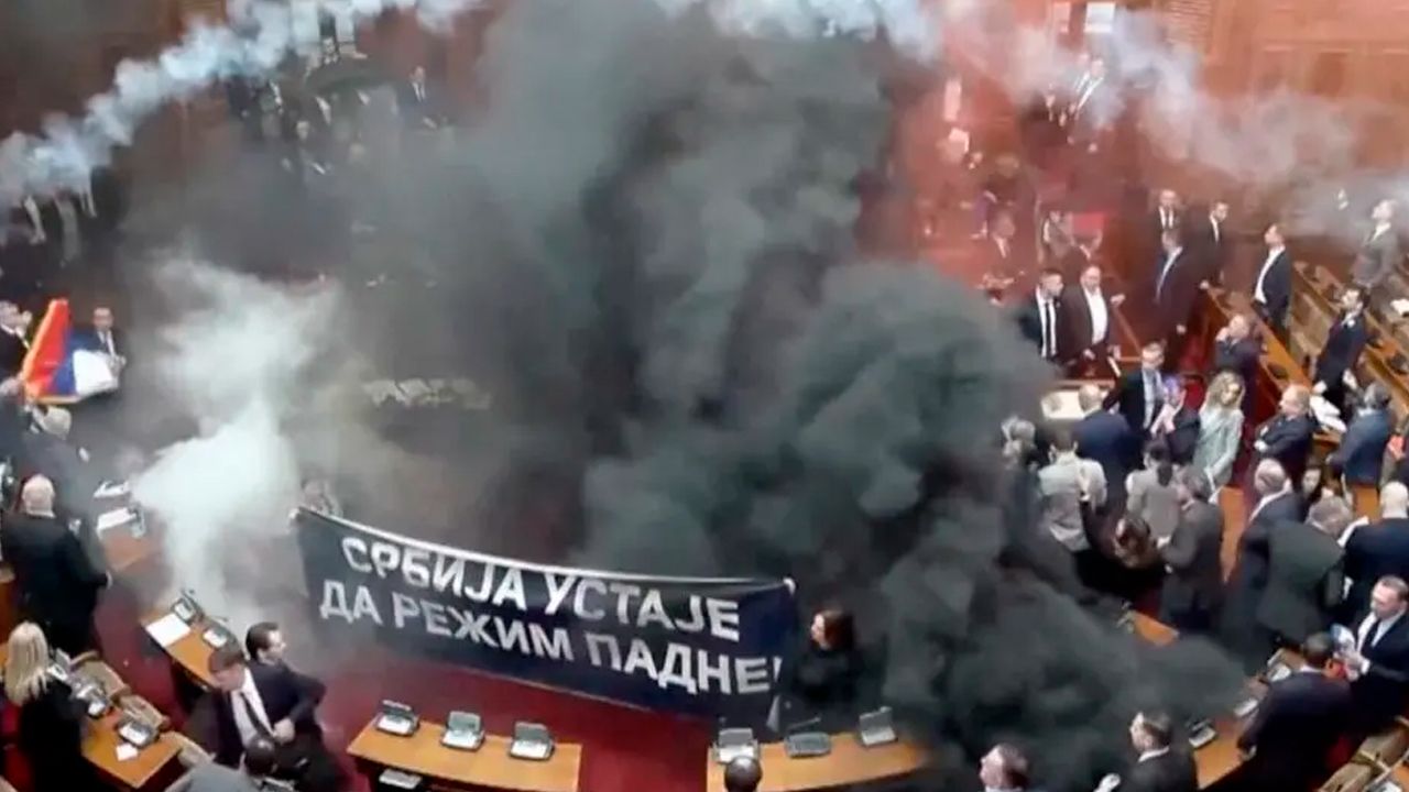 Varios heridos en un altercado con bombas de humo en el Parlamento de Serbia