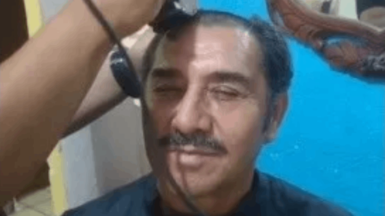 Maestro muestra solidaridad  al raparse para apoyar a su estudiante con cáncer 