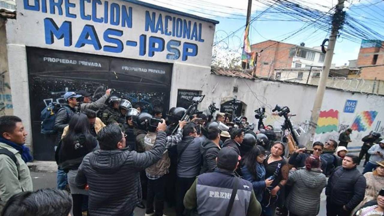 En medio de tensiones, seguidores de Evo Morales recobran la sede del MAS en La Paz