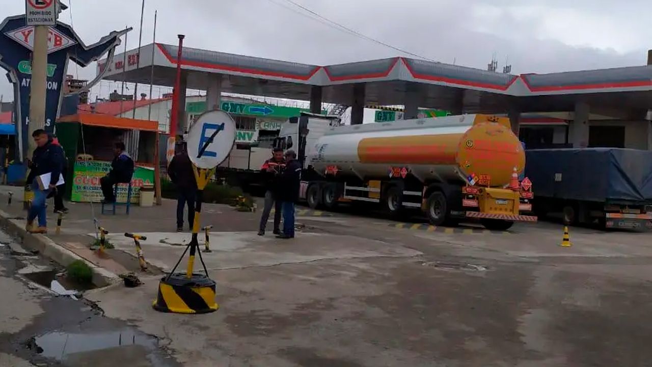 Choferes exigen solución ante la escasez de combustible