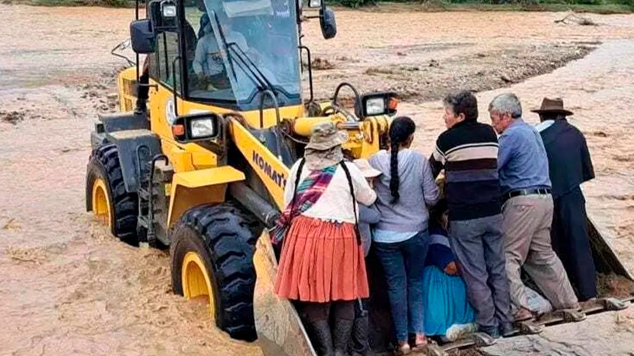 Pobladores de Mizque cruzan el río en maquinaria pesada tras colapso de puente