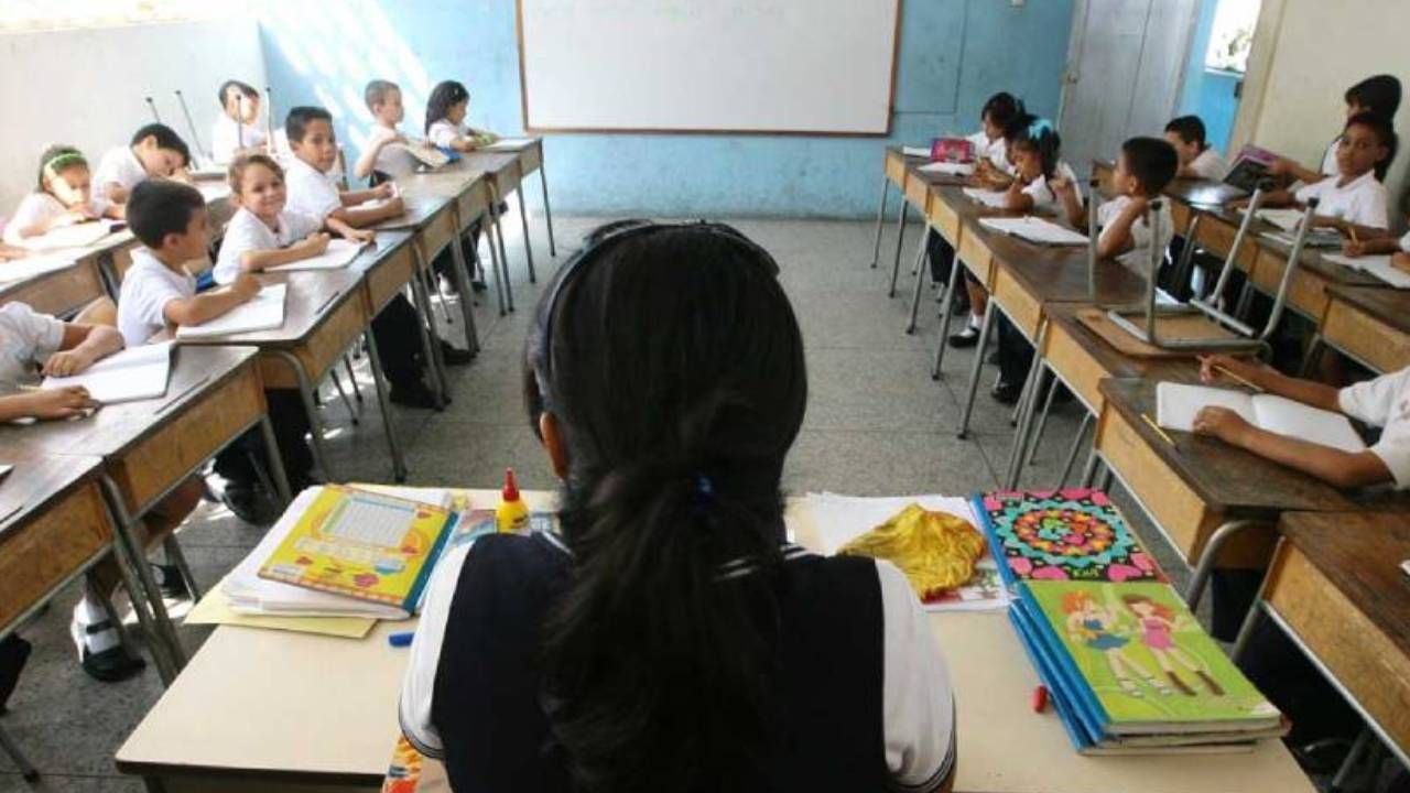 Estudiantes vuelven a la modalidad presencial, pese a continuar la escasez de combustible