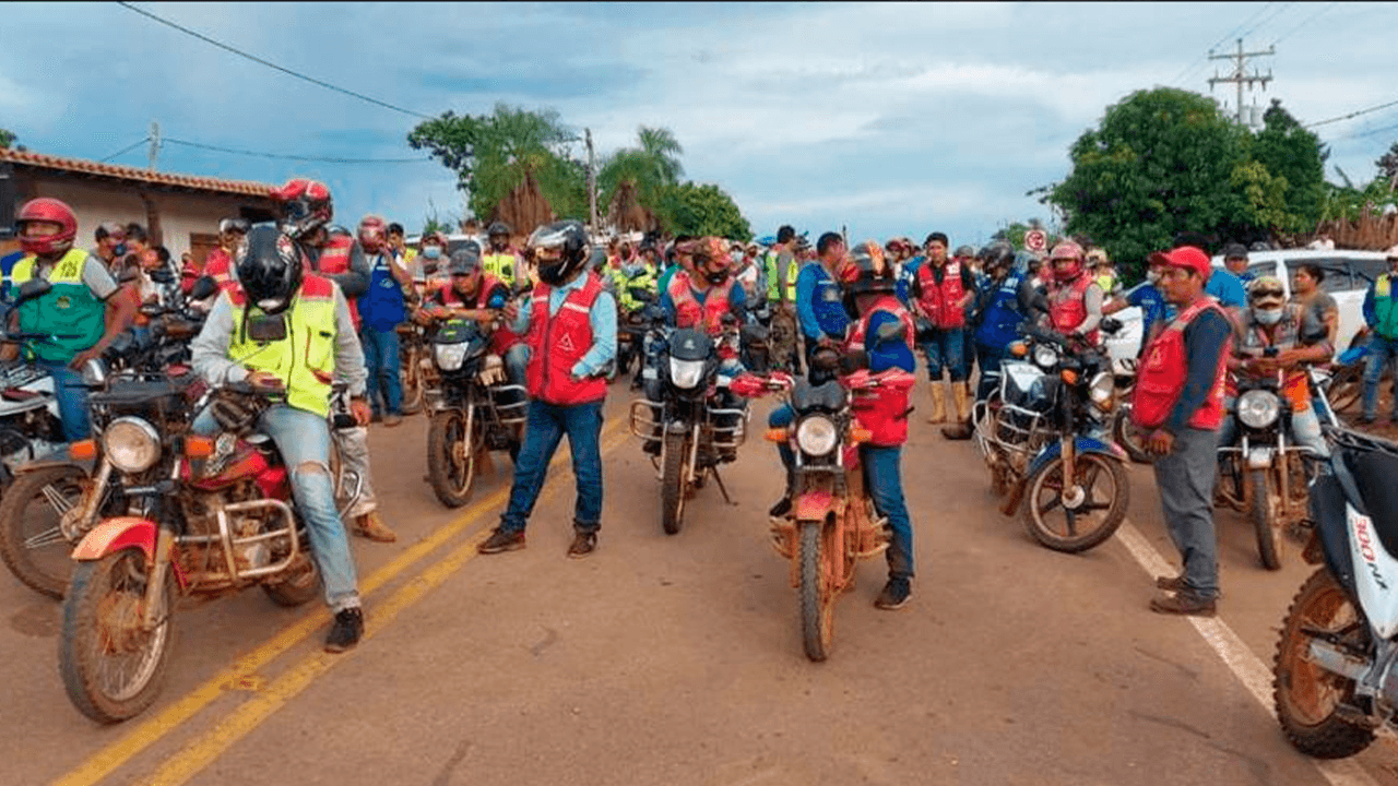 Mototaxistas bloquean ruta La Guardia – Santa Cruz por escasez de combustible