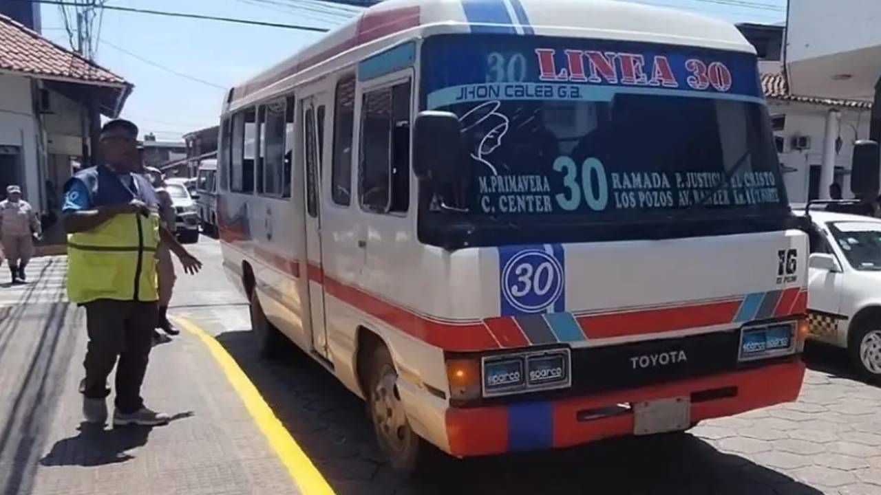 Transporte público de Santa Cruz advierte con paro indefinido por falta de combustible
