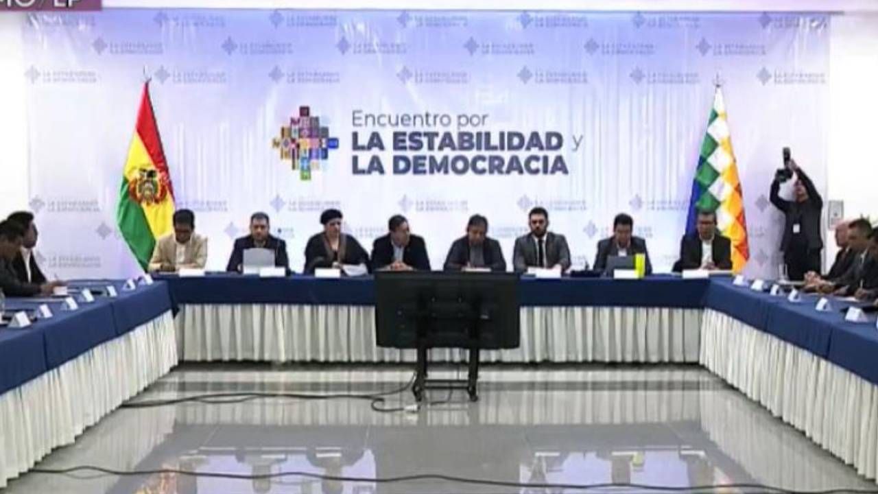 Diálogo por la estabilidad y la democracia: Amparo Ballivián y Rodrigo Paz, los primeros en abandonar la reunión