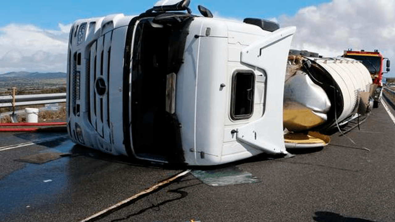 Vecinos recogen aceite derramado de una cisterna accidentada