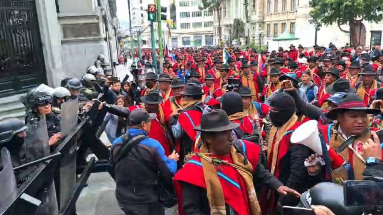La marcha de los Ponchos Rojos rodea la plaza Murillo en protesta contra el Gobierno