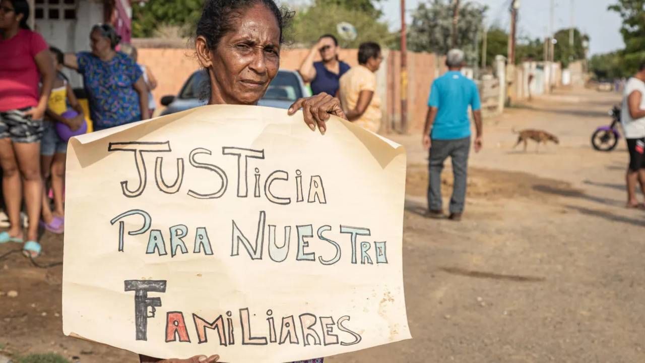 Desesperación entre familias por venezolanos deportados y encarcelados en El Salvador