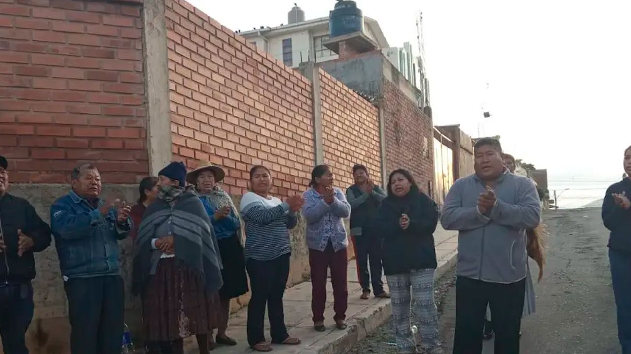 Mujer de 78 años fallece tras caer de micro y ser atropellada; conductor huyó