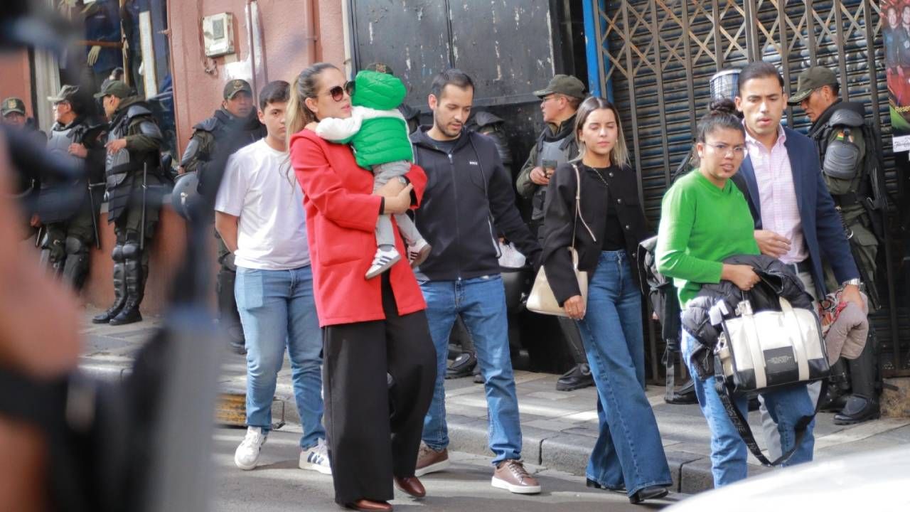 Fátima Jordán y los hijos de Luis Fernando Camacho asisten a audiencia en La Paz