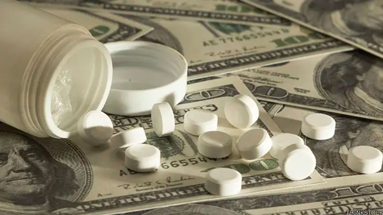 Bioquímicos advierten sobre escasez y alza de precios en medicamentos debido a la falta de dólares
