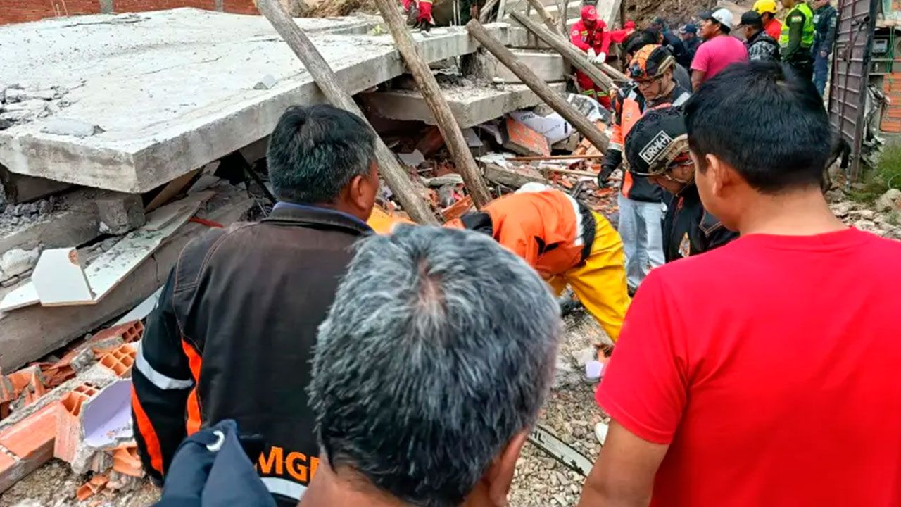 Una llamada clave: El milagroso rescate de una mujer atrapada en los escombros de su casa en Sucre  