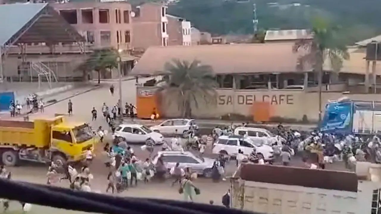 Policía investiga el rescate de cisternas retenidas en Caranavi