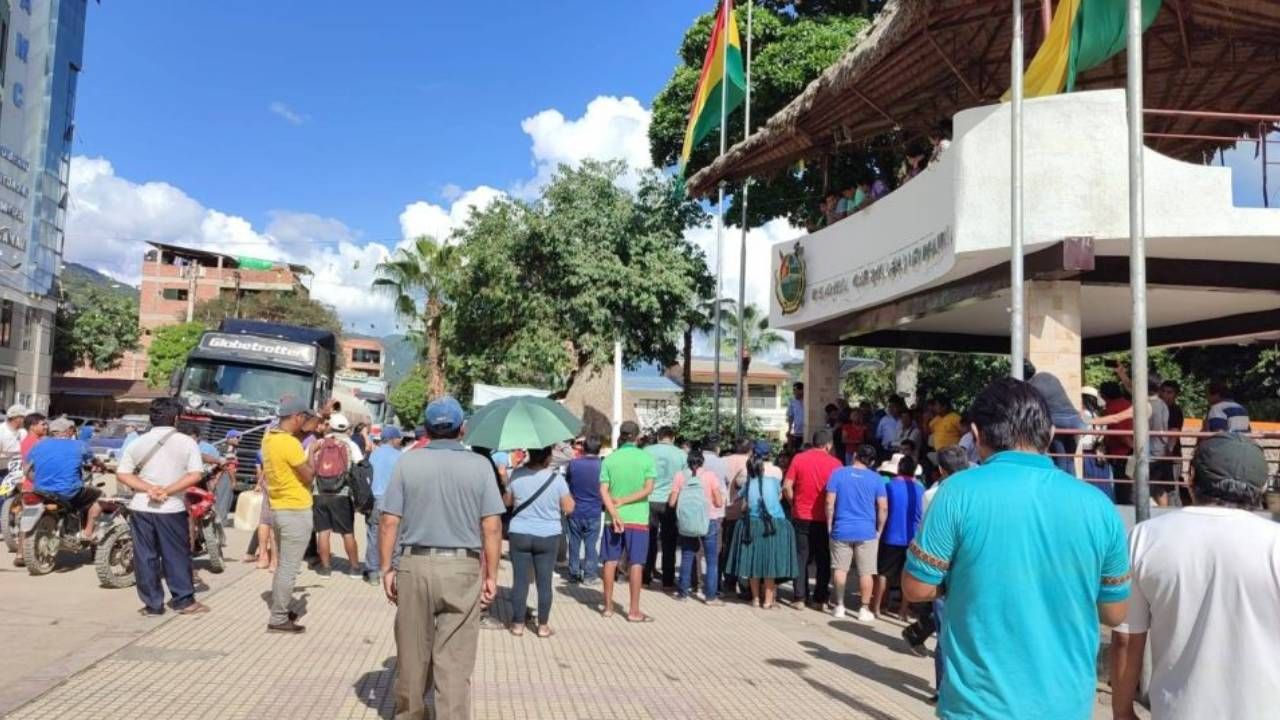 Contrabandistas secuestran dos cisternas tras generar caos con petardos y dinamita en Caranavi