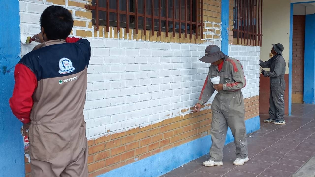 Las fachadas de las aulas del colegio Puerto de Mejillones lucen un nuevo rostro