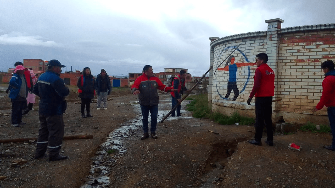 Alcaldía de El Alto refuerza muro de colegio ante riesgo de colapso