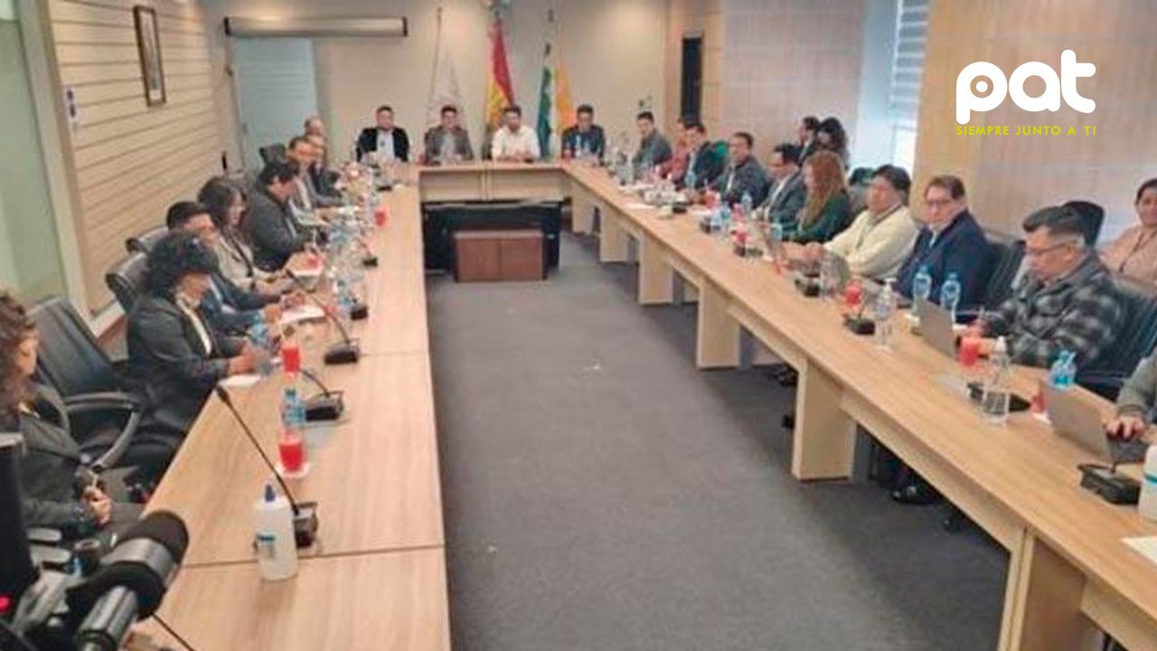Gobierno y sector industrial firman acuerdo sobre importación de combustible